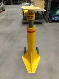 TRAILER STABILIZING JACK