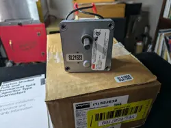 NEW - DAYTON MODEL 52JE30 GEAR MOTOR 25 RPM 1/300 HP 115V