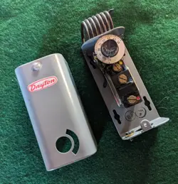 DAYTON 2E206 LINE VOLTAGE THERMOSTAT   NOS