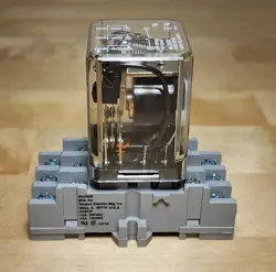 DAYTON 5X842F GENERAL PURPOSE RELAY W/ SOCKET