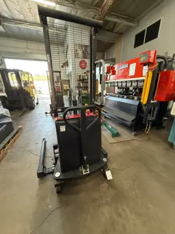 STRADDLE STACKER #7665