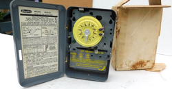 DAYTON TIME SWITCH 24 HOUR DIAL TIME SWITCH MODEL 2E021B
