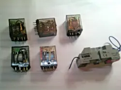 LOT OF 5 FUJI OMRON HH52P-FL RELAYS AND 1 OF 2A584-M DAYTON BASE