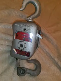 DAYTON MODEL 2Z067A 1 TON RACHET HOIST