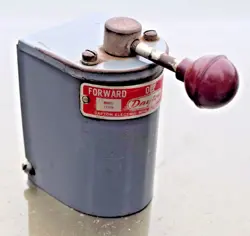 DAYTON 2X440 FORWARD STOP REVERSE SWITCH 1 HP 220V