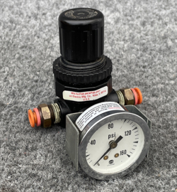 DAYTON 4ZM08 AIR REGULATOR INLET 300PSI 21 BAR OUTLET 125PSI 8.6 BAR 1/4