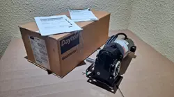 NEW DAYTON 3XA80 GEAR MOTOR 90V DC 1/8HP 5/8 SHAFT 60RPM RATIO 30:1 FAST SHIP