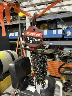 DAYTON 1/2 TON PNEUMATIC HOIST MODEL A2W56 1000LB X 90 PSIG CAPACITY