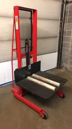 PLATFORM LIFT TRUCK