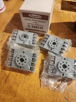 NEW LOT OF 4, DAYTON 5X852E OCTAL TYPE SOCKET 8 PIN SCREW TERMINAL