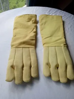 GLOVES 23