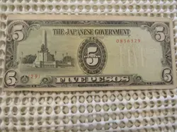 WW 2 THE JAPANESE GOVERNMENT FIVE PESOS MINT ERROR FOLDED LEFT SIDE WW 11