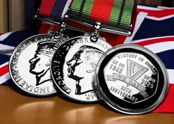 VE DAY 80TH ANNIVERSARY SILVER COMMEMORATIVE COIN & WW2 DEFENCE/WAR MEDAL SET.