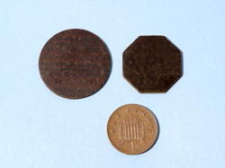 2 X WW2 MILITARY BAKELITE TOKENS BRITISH FORCES 1D & NAAFI 1/2 FRANC #A