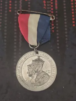 VINTAGE 1937 GREAT BRITAIN UK CORONATION KING GEORGE VI ELIZABETH MEDAL- PRE WW2