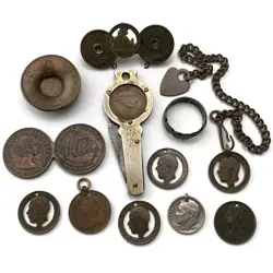 GROUP 12X WW1 - WW2 PERIOD BRITISH TRENCH ART / SWEETHEART BROOCH COINS GEORGE V