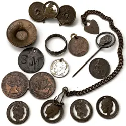GROUP 13X WW1 - WW2 PERIOD BRITISH TRENCH ART / SWEETHEART BROOCH COINS GEORGE V