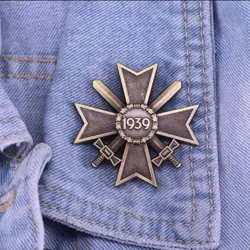 1939 1957 STYLE WW2 GERMAN MERIT CROSS MEDAL 1ST CLASS AWARD PIN (REPRODUCTION)