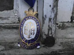 VINTAGE COMFORT THE BEREAVED & AFFLICTED VICE PRESIDENT NECK MEDAL ,WW2 CHARITY