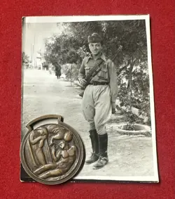 WW2 MILITARIA PHOTO SOLDIER 1941 COUNTRY GREECE + MEDAL KIND OF FALLEN