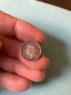 NICE WW2 ERA CIRC 1942 CANADA SILVER DIME NICE PATINA. WITH DETAILS. FREE S/H