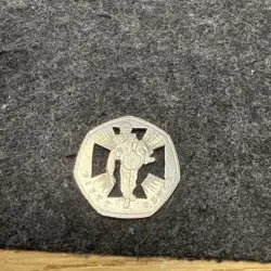1 OF 1 50P COIN, FALLEN SOLDIER WAR HERO - WW2 WOUNDED SOLDIER 2006
