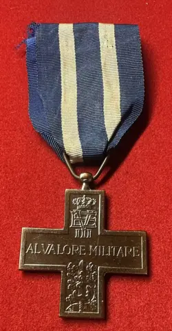 MILITARIA WW2 MEDAL CROSS TO THE MERIT OF WAR KINGDOM D’ITALIA REGIO ARMY