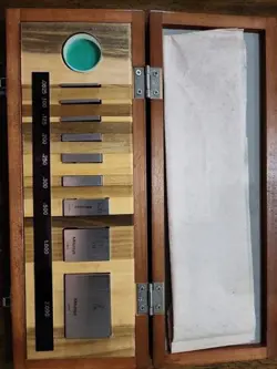MITUTOYO GAUGE BLOCK SET 516-930 SET  BE1-9-2F GRADE 2, 10 PIECE LABORATORY SET.