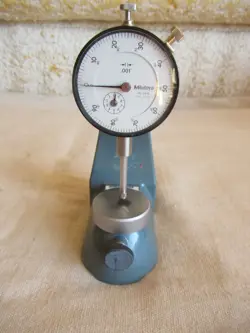 MITUTOYO 2416 DIAL GAGE INDICATOR BASE UPRIGHT STAND BASE CODE NO 7056 JAPAN