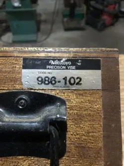 MITUTOYO 986-102 PRECISION MACHINIST VISE W/WOOD BOX GRINDING PRECISION VISE