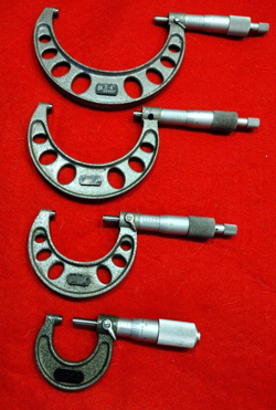3 NSK OUTSIDE MICROMETERS AND 1 MITUTOYO IN VARIOUS USED CONDITION MADE IN JAPAN
