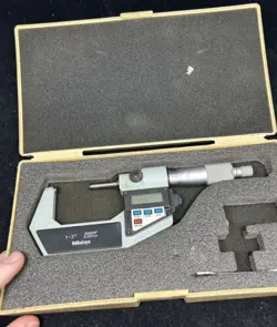MITUTOYO DIGITAL MICROMETER 1-2 INCH, MODEL 293-722-30 COMES AS IS 11431
