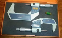 PAIR MITUTOYO DIGITAL MICROMETERS 1-2