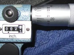 MITUTOYO OUTSIDE INDICATING MICROMETER C/N 223-125 WITH ORIGINAL BOX.