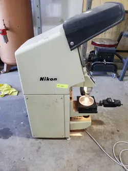 NIKON V-10 PROFILE PROJECTOR/OPTICAL COMPARATOR (MITUTOYO 164-162 MICROMETERS)