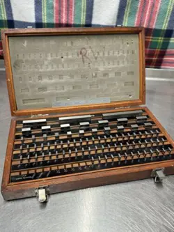 MITUTOYO 516-903  BE1-81-5 OR -S . GAGE BLOCK SET READ MISSING 10 PIECES NICE