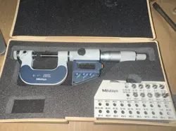 MITUTOYO 326-711-30 DIGITAL THREAD MICROMETER WITH SET OF ANVILS