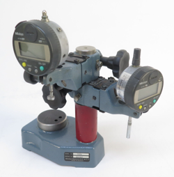 MITUTOYO 7004 UNIVERSAL DIAL INDICATOR STAND W/ 2X 543-253B DIGITAL INDICATOR