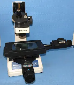 MITUTOYO TOOLMAKERS MICROSCOPE WITH 4X2