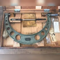 MICROMETER MITUTOYO OM-325 SLIGHTLY SCRATCHED AND DIRTY