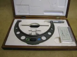 USED OM-200 MITUTOYO STANDARD OUTSIDE MICROMETER WITH CASE, REFERENCE ROD