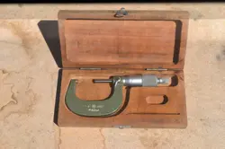 MITUTOYO 103-262 OUTSIDE MICROMETER 1-2” .0001 GRADS - RATCHET JAPAN