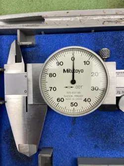 MITUTOYO DIAL CALIPER TOOL 6 IN SHOCK PROOF 505-637-50 + CASE