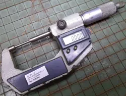 517 = 0 - 25 MM MITUTOYO DIGITAL SPLINE MICROMETER CARBIDE FACES RATCHET THIMBLE