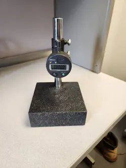 MITUTOYO DIGITAL INDICATOR AND STAND (543-683)