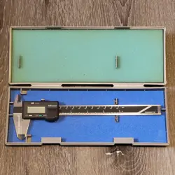 MITUTOYO DIGITAL CALIPER 500-133. CD 6