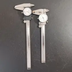PAIR OF MECHANICS MITUTOYO 8