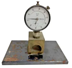 MITUTOYO FULLY JEWELED DIAL INDICATOR WITH METAL BASE 2411-10