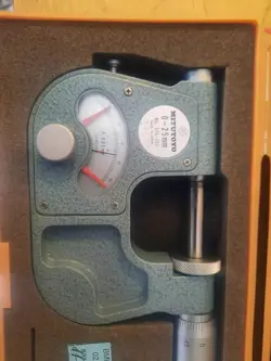 NEW MITUTOYO DIAL INDICATING MICROMETER 510-101, 0-25MM WITH RESOLUTION 0.001MM