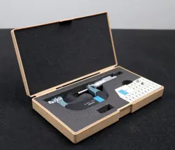 MITUTOYO THREADED MICROMETER NO. 126-126 WITH MEASURING INSERTS 126-804 M4C AND M4V
